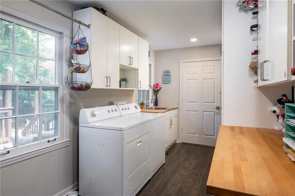 7135 Dunhill Terrace, Atlanta, Georgia 30328, 5 Bedrooms Bedrooms, ,3 BathroomsBathrooms,Residential,Sold,7135 Dunhill Terrace,6897787