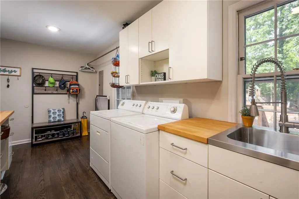 7135 Dunhill Terrace, Atlanta, Georgia 30328, 5 Bedrooms Bedrooms, ,3 BathroomsBathrooms,Residential,Sold,7135 Dunhill Terrace,6897787