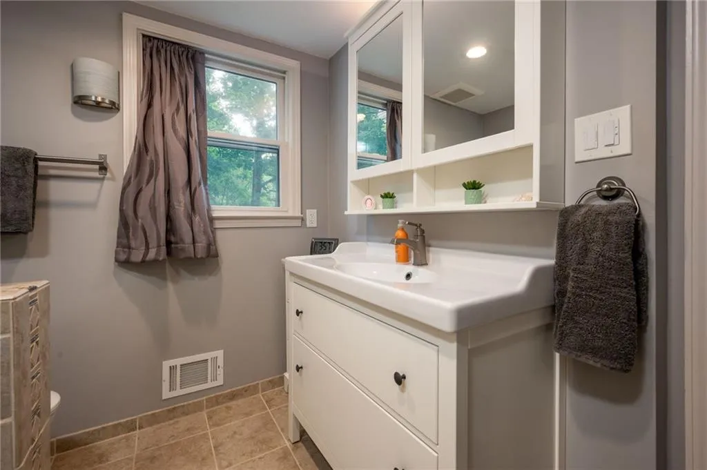 7135 Dunhill Terrace, Atlanta, Georgia 30328, 5 Bedrooms Bedrooms, ,3 BathroomsBathrooms,Residential,Sold,7135 Dunhill Terrace,6897787