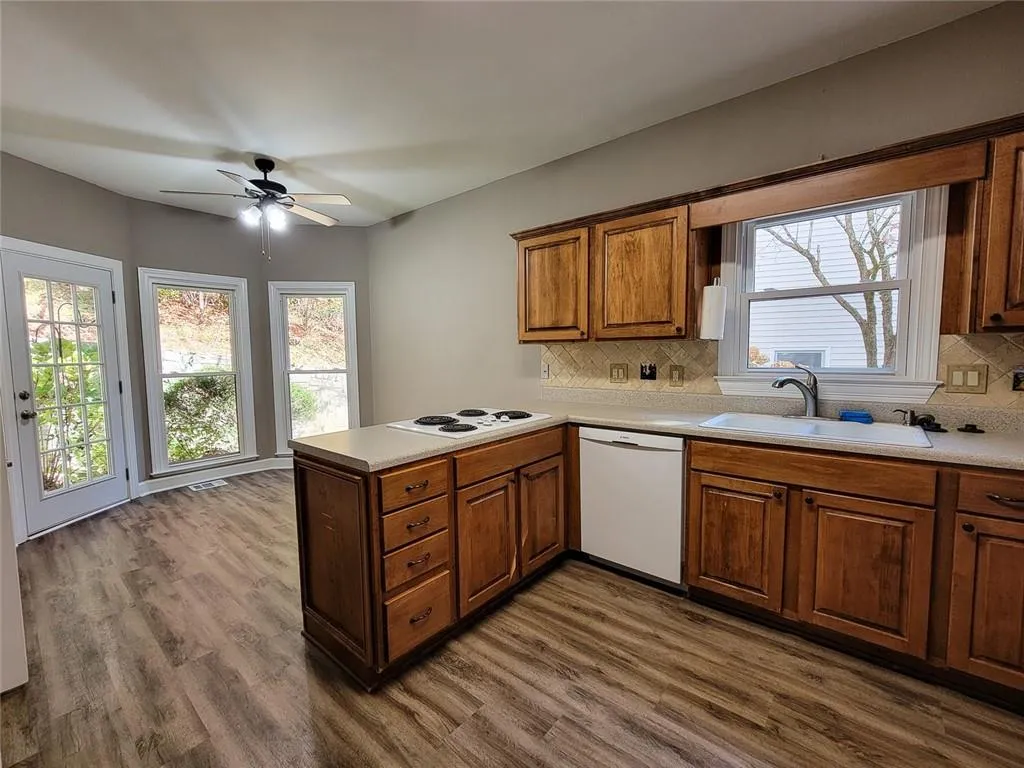 6 Forest Ridge Court, Sandy Springs, Georgia 30350, 3 Bedrooms Bedrooms, ,3 BathroomsBathrooms,Residential,Sold,6 Forest Ridge Court,7136726