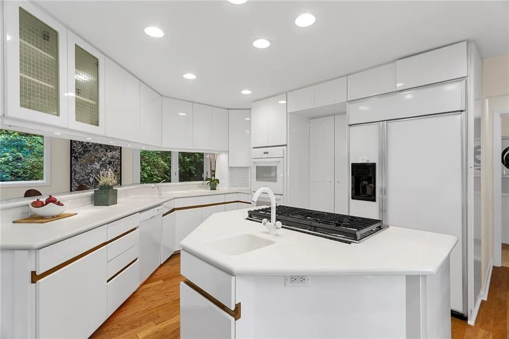 8955 Ridgemont Drive Ne, Sandy Springs, Georgia 30350, 5 Bedrooms Bedrooms, ,4 BathroomsBathrooms,Residential,Sold,8955 Ridgemont Drive Ne,7103233