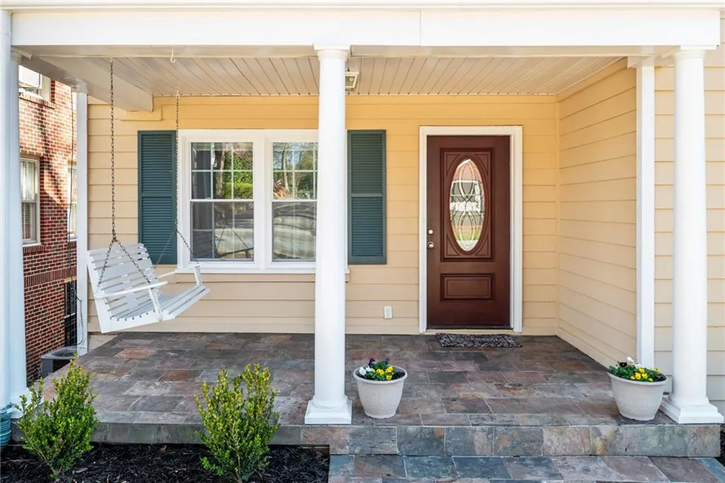 Welcome front porch with porch swing!