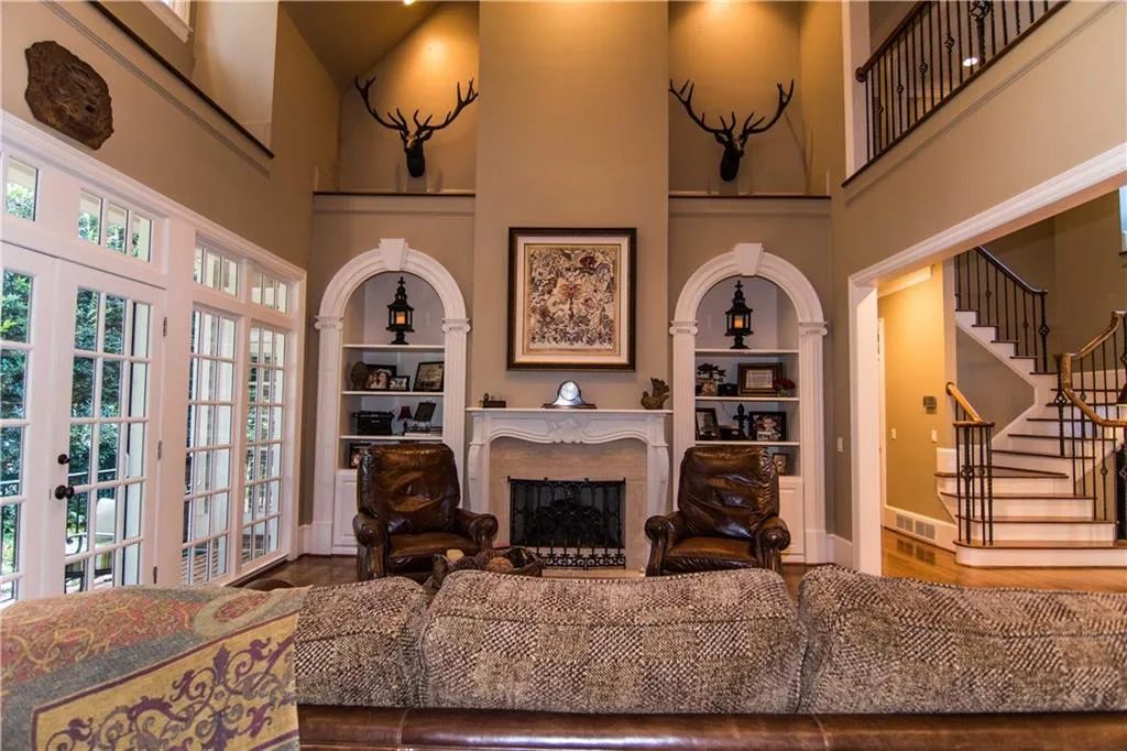 4989 Peachtree Dunwoody Road, Atlanta, Georgia 30342, 5 Bedrooms Bedrooms, ,4 BathroomsBathrooms,Residential,Sold,4989 Peachtree Dunwoody Road,5913197