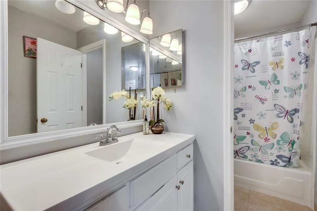 3203 Lenox Road Ne Unit 22, Atlanta, Georgia 30324, 2 Bedrooms Bedrooms, ,2 BathroomsBathrooms,Residential,For Sale,3203 Lenox Road Ne Unit 22,7576907