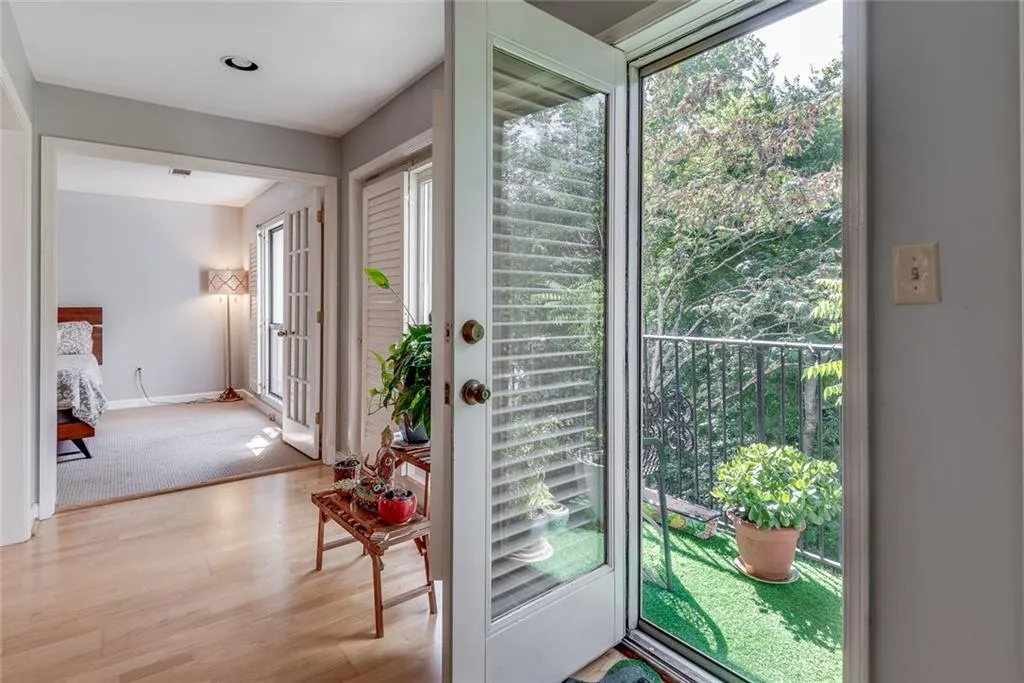 3203 Lenox Road Ne Unit 22, Atlanta, Georgia 30324, 2 Bedrooms Bedrooms, ,2 BathroomsBathrooms,Residential,For Sale,3203 Lenox Road Ne Unit 22,7576907
