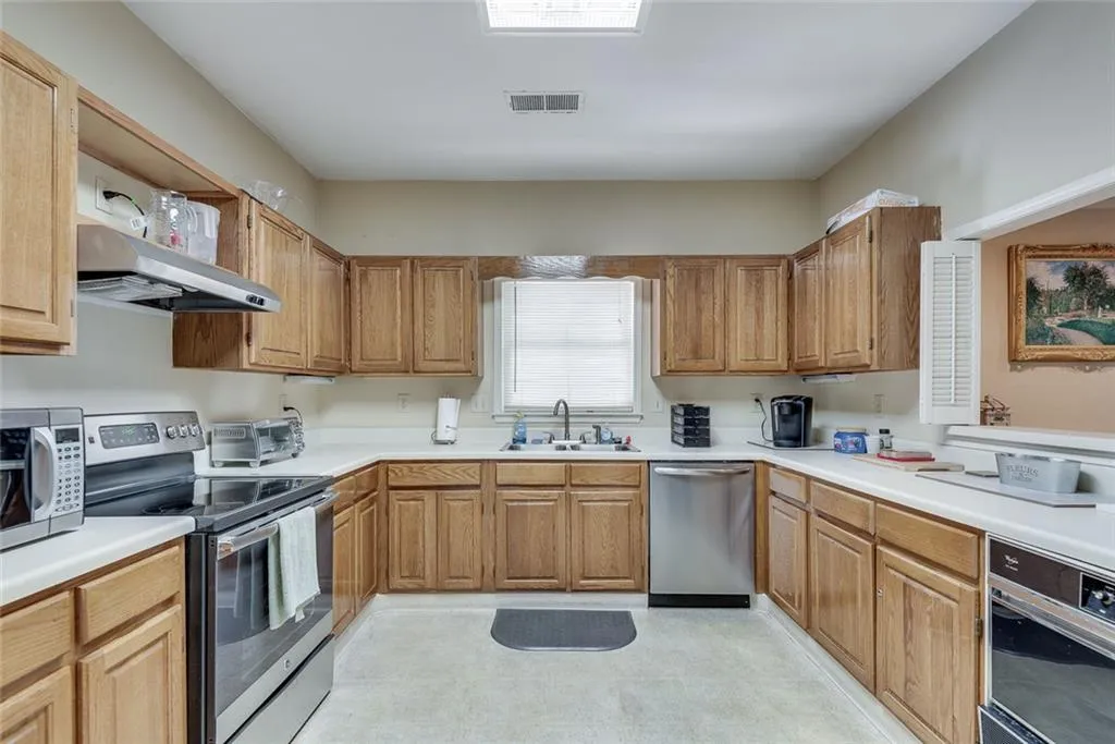 3203 Lenox Road Ne Unit 22, Atlanta, Georgia 30324, 2 Bedrooms Bedrooms, ,2 BathroomsBathrooms,Residential,For Sale,3203 Lenox Road Ne Unit 22,7576907