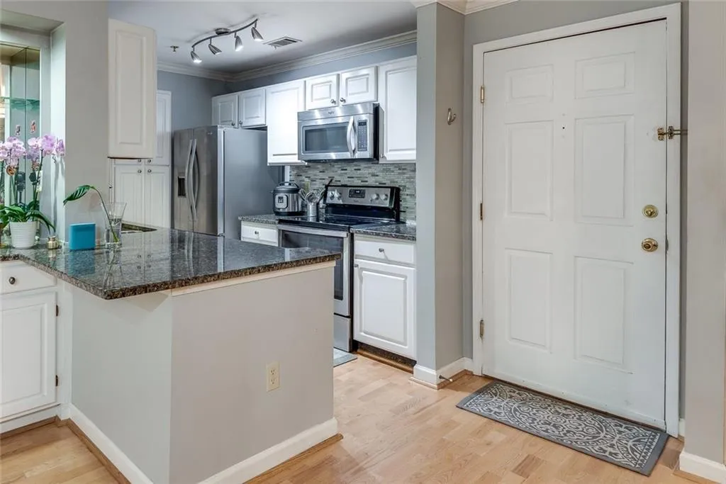3203 Lenox Road Ne Unit 22, Atlanta, Georgia 30324, 2 Bedrooms Bedrooms, ,2 BathroomsBathrooms,Residential,For Sale,3203 Lenox Road Ne Unit 22,7576907