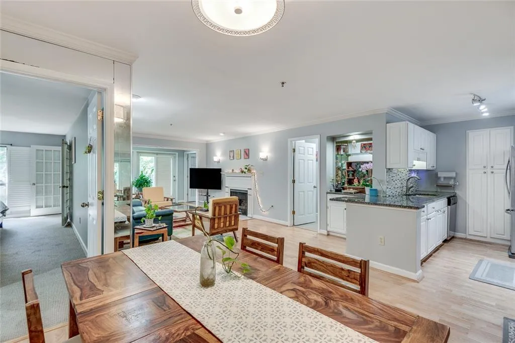 3203 Lenox Road Ne Unit 22, Atlanta, Georgia 30324, 2 Bedrooms Bedrooms, ,2 BathroomsBathrooms,Residential,For Sale,3203 Lenox Road Ne Unit 22,7576907