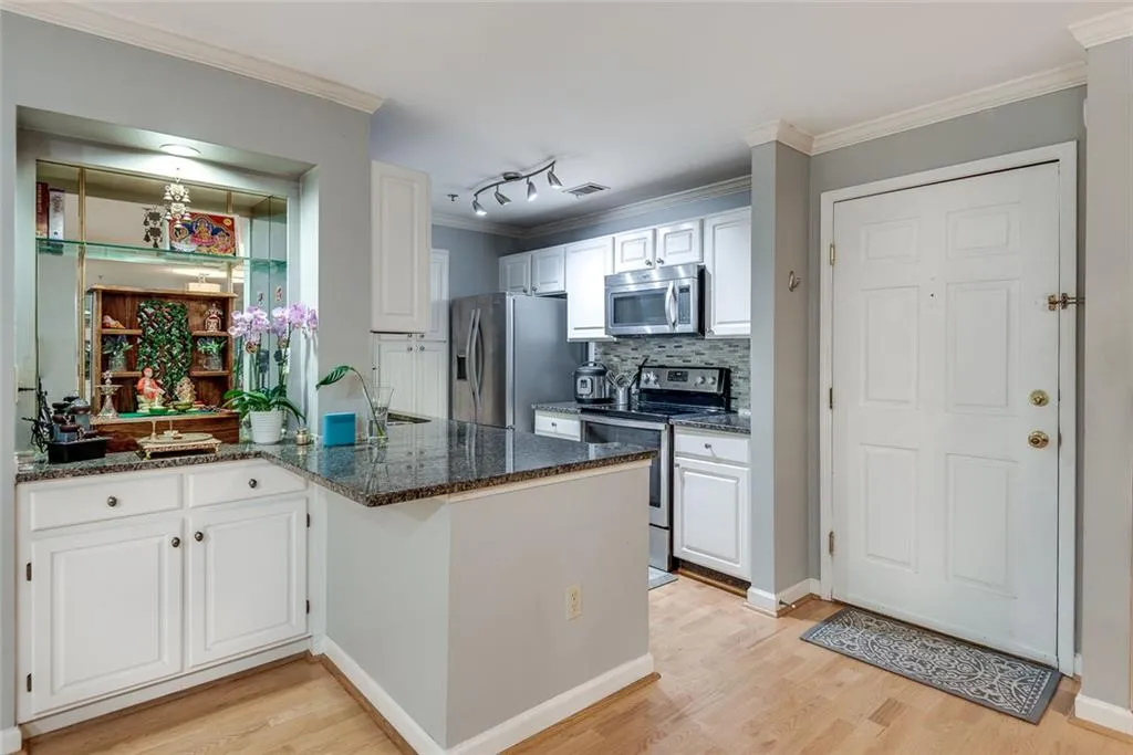 3203 Lenox Road Ne Unit 22, Atlanta, Georgia 30324, 2 Bedrooms Bedrooms, ,2 BathroomsBathrooms,Residential,For Sale,3203 Lenox Road Ne Unit 22,7576907