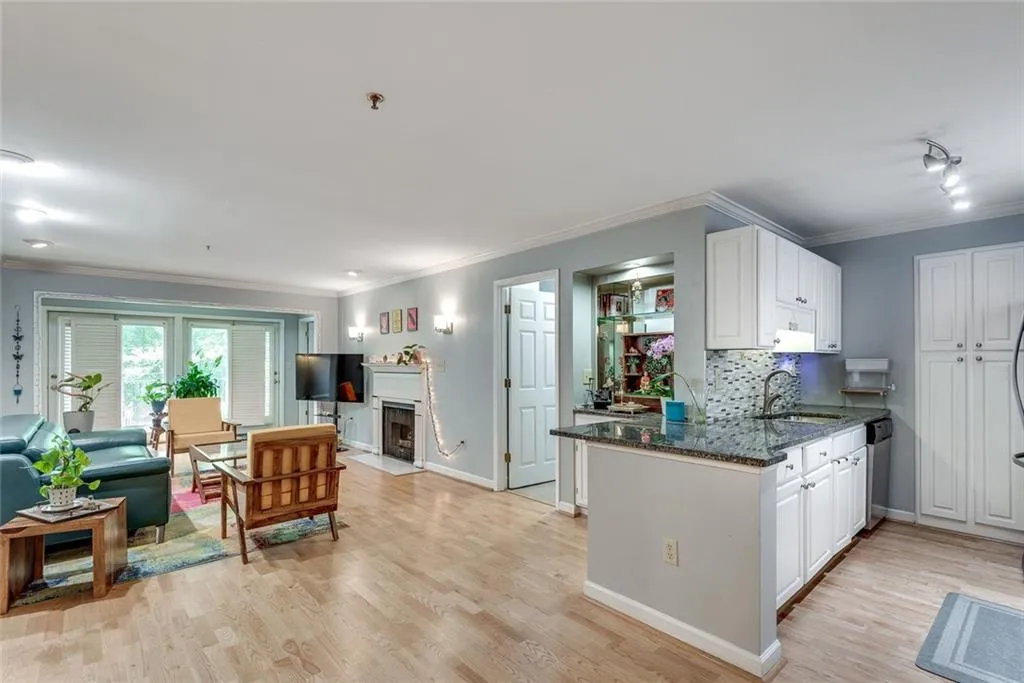 3203 Lenox Road Ne Unit 22, Atlanta, Georgia 30324, 2 Bedrooms Bedrooms, ,2 BathroomsBathrooms,Residential,For Sale,3203 Lenox Road Ne Unit 22,7576907
