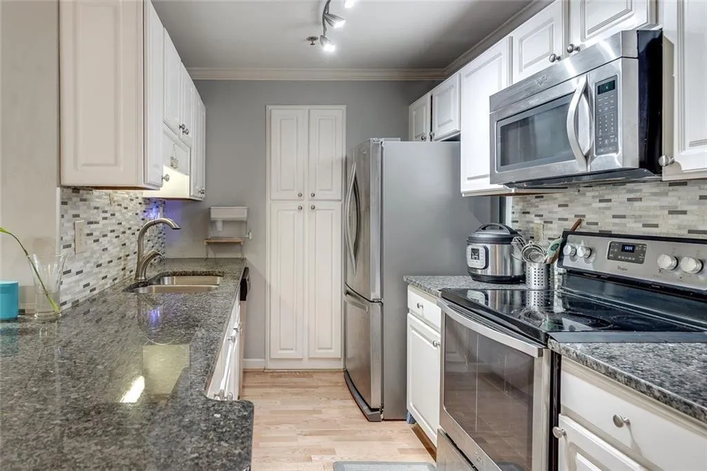 3203 Lenox Road Ne Unit 22, Atlanta, Georgia 30324, 2 Bedrooms Bedrooms, ,2 BathroomsBathrooms,Residential,For Sale,3203 Lenox Road Ne Unit 22,7576907