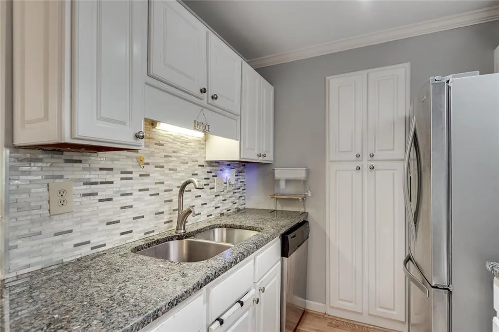 3203 Lenox Road Ne Unit 22, Atlanta, Georgia 30324, 2 Bedrooms Bedrooms, ,2 BathroomsBathrooms,Residential,For Sale,3203 Lenox Road Ne Unit 22,7576907