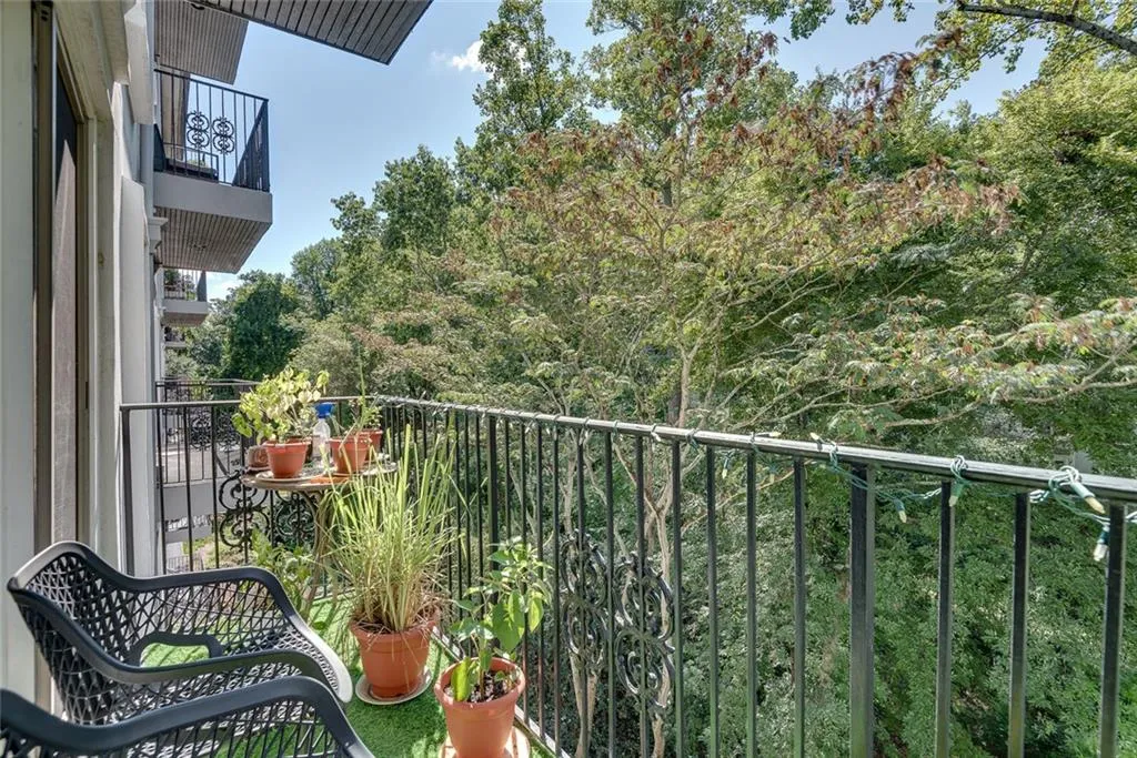 3203 Lenox Road Ne Unit 22, Atlanta, Georgia 30324, 2 Bedrooms Bedrooms, ,2 BathroomsBathrooms,Residential,For Sale,3203 Lenox Road Ne Unit 22,7576907