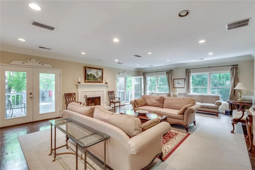 3203 Lenox Road Ne Unit 22, Atlanta, Georgia 30324, 2 Bedrooms Bedrooms, ,2 BathroomsBathrooms,Residential,For Sale,3203 Lenox Road Ne Unit 22,7576907