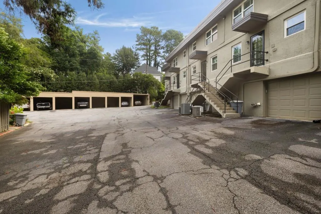 4060 Haverhill Drive Unit D, Atlanta, Georgia 30342, 2 Bedrooms Bedrooms, ,1 BathroomBathrooms,Residential,For Sale,4060 Haverhill Drive Unit D,7627003