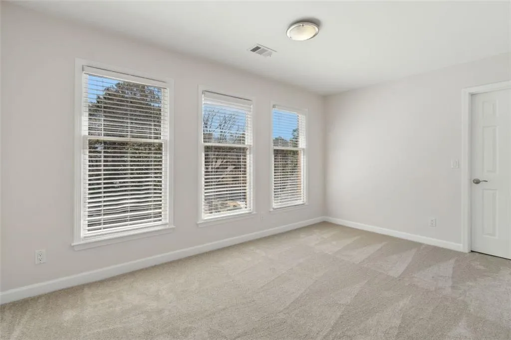 Secondary bedroom, would make a great office