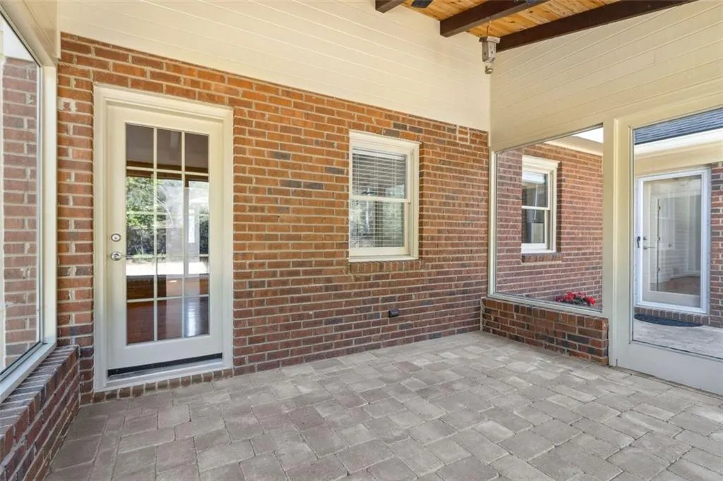 Opposing view of the backporch, showing off the great flow from family room to outside, and back into kitchen dining area. Perfect for get togethers!