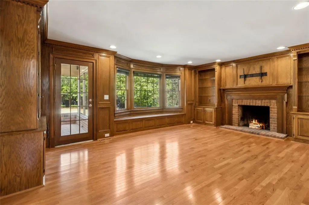 Bright & Daylit fireside Family room