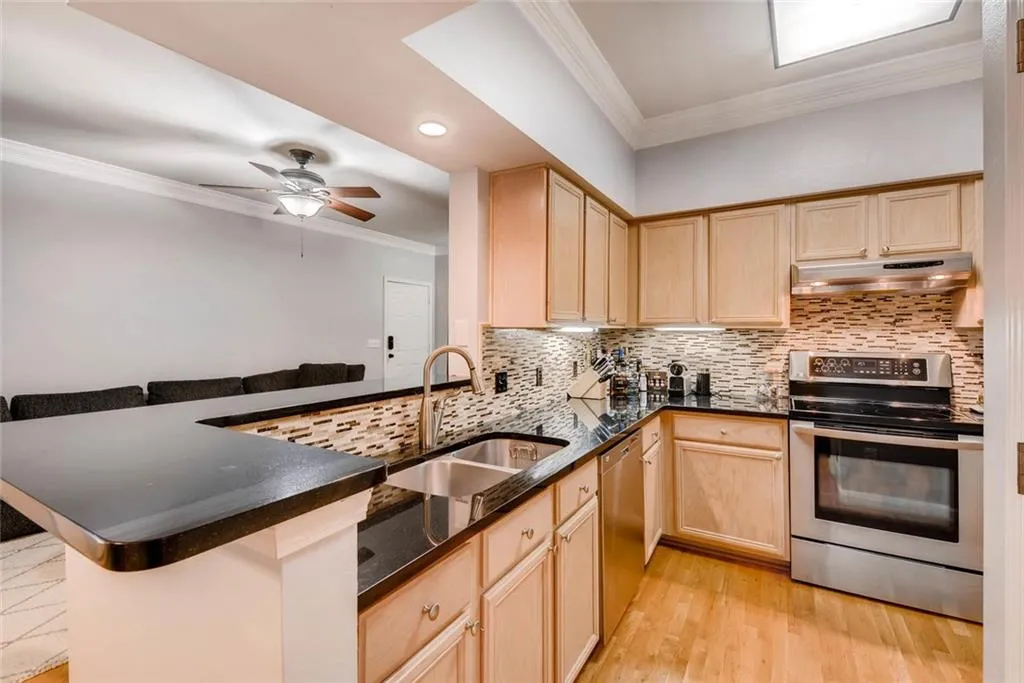 3777 Peachtree Road Ne Unit 1324, Brookhaven, Georgia 30319, 2 Bedrooms Bedrooms, ,1 BathroomBathrooms,Residential,For Sale,3777 Peachtree Road Ne Unit 1324,7522071