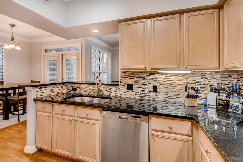 3777 Peachtree Road Ne Unit 1324, Brookhaven, Georgia 30319, 2 Bedrooms Bedrooms, ,1 BathroomBathrooms,Residential,For Sale,3777 Peachtree Road Ne Unit 1324,7522071