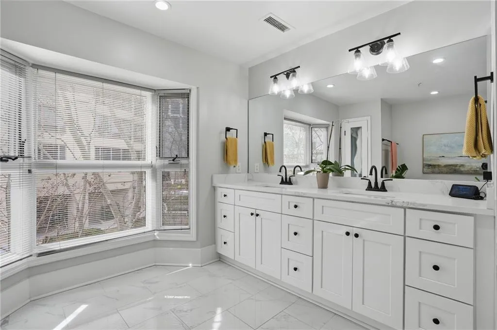 3475 Oak Valley Road Ne Unit 120, Atlanta, Georgia 30326, 3 Bedrooms Bedrooms, 0 ,2 BathroomsBathrooms,Residential,For Sale,3475 Oak Valley Road Ne Unit 120,7713050