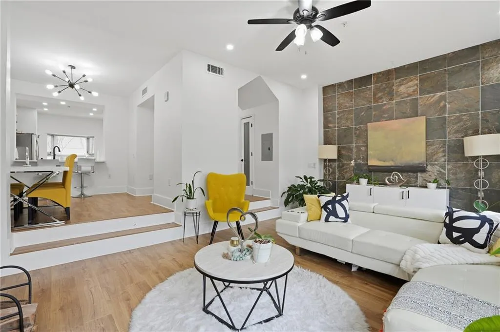 3475 Oak Valley Road Ne Unit 120, Atlanta, Georgia 30326, 3 Bedrooms Bedrooms, 0 ,2 BathroomsBathrooms,Residential,For Sale,3475 Oak Valley Road Ne Unit 120,7713050