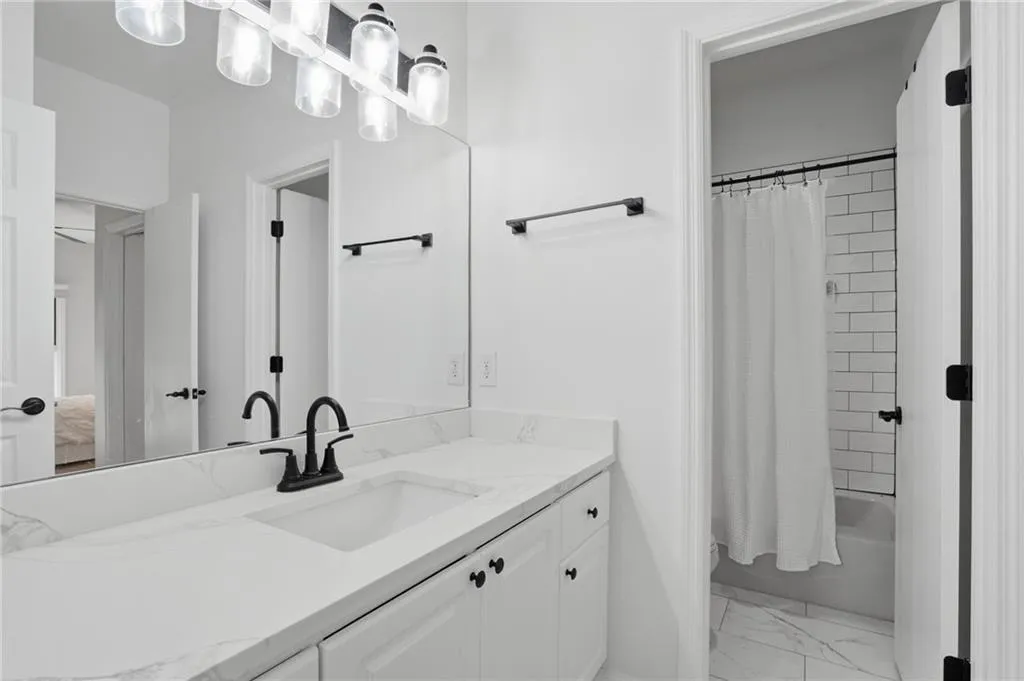 3475 Oak Valley Road Ne Unit 120, Atlanta, Georgia 30326, 3 Bedrooms Bedrooms, 0 ,2 BathroomsBathrooms,Residential,For Sale,3475 Oak Valley Road Ne Unit 120,7713050