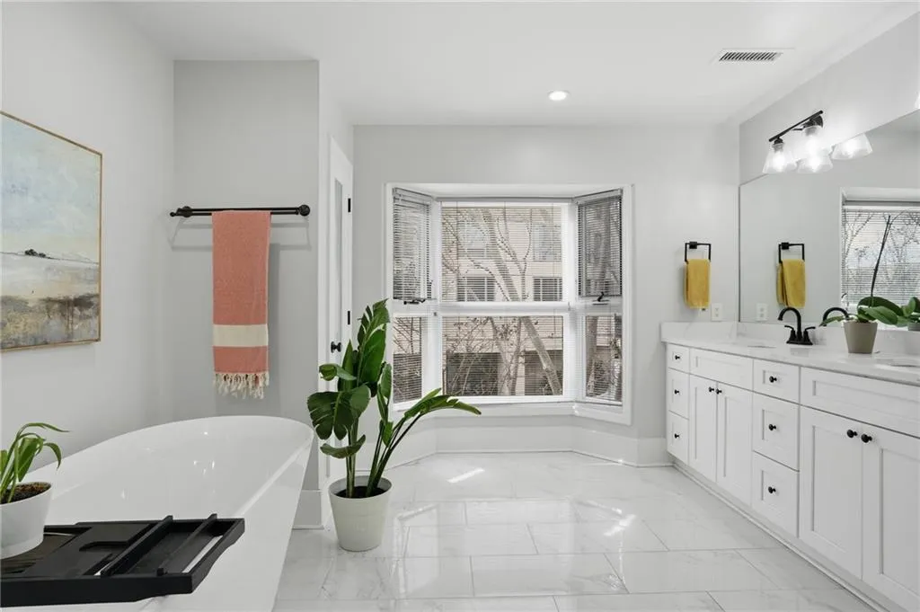 3475 Oak Valley Road Ne Unit 120, Atlanta, Georgia 30326, 3 Bedrooms Bedrooms, 0 ,2 BathroomsBathrooms,Residential,For Sale,3475 Oak Valley Road Ne Unit 120,7713050