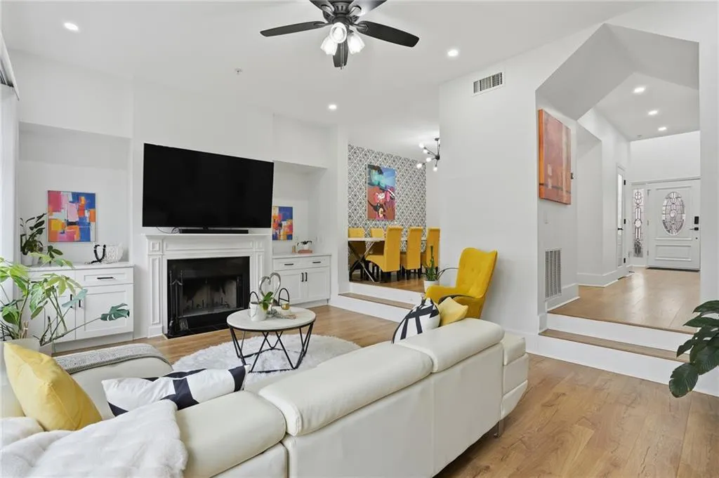 3475 Oak Valley Road Ne Unit 120, Atlanta, Georgia 30326, 3 Bedrooms Bedrooms, 0 ,2 BathroomsBathrooms,Residential,For Sale,3475 Oak Valley Road Ne Unit 120,7713050