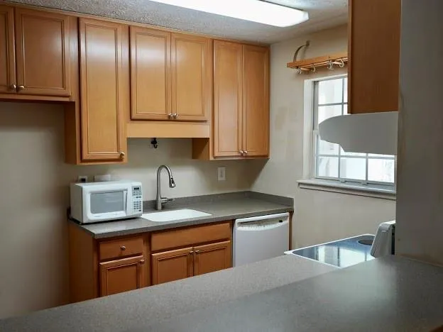 6808 Glenridge Drive Unit E, Sandy Springs, Georgia 30328, 2 Bedrooms Bedrooms, ,2 BathroomsBathrooms,Residential,Sold,6808 Glenridge Drive Unit E,6864026