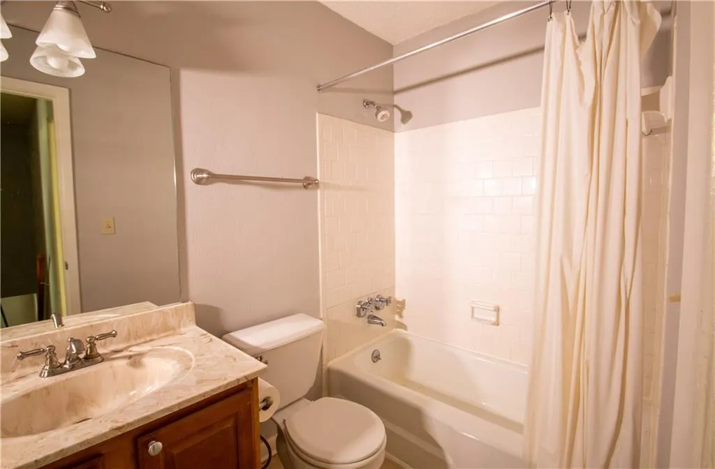 6900 Roswell Road Unit K1, Sandy Springs, Georgia 30328, 3 Bedrooms Bedrooms, ,2 BathroomsBathrooms,Residential,Sold,6900 Roswell Road Unit K1,6897854