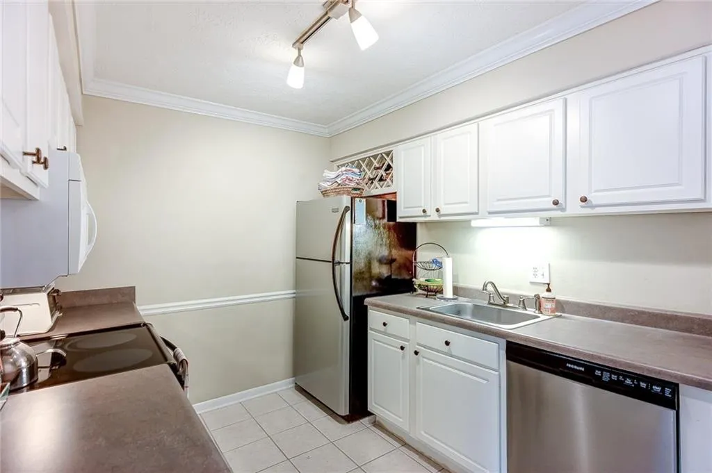 5153 Roswell Road Unit 10, Atlanta, Georgia 30342, 1 Bedroom Bedrooms, ,1 BathroomBathrooms,Residential,Sold,5153 Roswell Road Unit 10,5901955