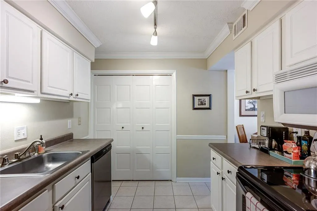 5153 Roswell Road Unit 10, Atlanta, Georgia 30342, 1 Bedroom Bedrooms, ,1 BathroomBathrooms,Residential,Sold,5153 Roswell Road Unit 10,5901955