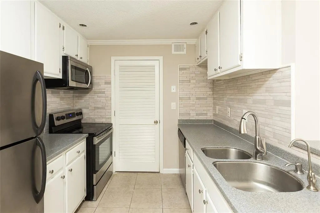 321 Granville Court, Atlanta, Georgia 30328, 2 Bedrooms Bedrooms, ,2 BathroomsBathrooms,Residential,Sold,321 Granville Court,5985218