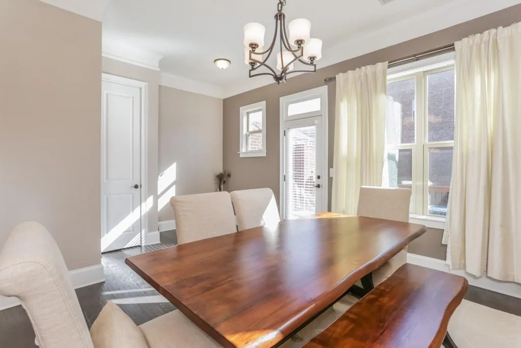 429 Alderwood Street, Atlanta, Georgia 30328, 3 Bedrooms Bedrooms, ,3 BathroomsBathrooms,Residential,Sold,429 Alderwood Street,6502541