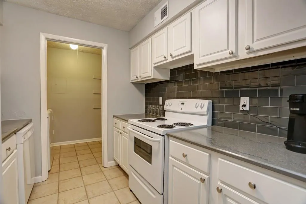 5149 Roswell Road Unit 8, Atlanta, Georgia 30342, 2 Bedrooms Bedrooms, ,1 BathroomBathrooms,Residential,Sold,5149 Roswell Road Unit 8,5731401