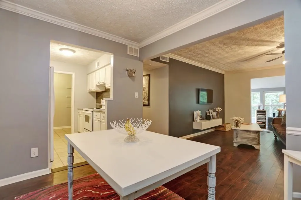 5149 Roswell Road Unit 8, Atlanta, Georgia 30342, 2 Bedrooms Bedrooms, ,1 BathroomBathrooms,Residential,Sold,5149 Roswell Road Unit 8,5731401