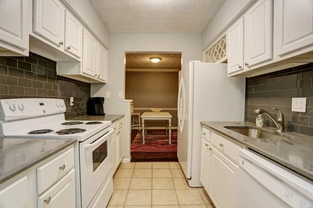5149 Roswell Road Unit 8, Atlanta, Georgia 30342, 2 Bedrooms Bedrooms, ,1 BathroomBathrooms,Residential,Sold,5149 Roswell Road Unit 8,5731401