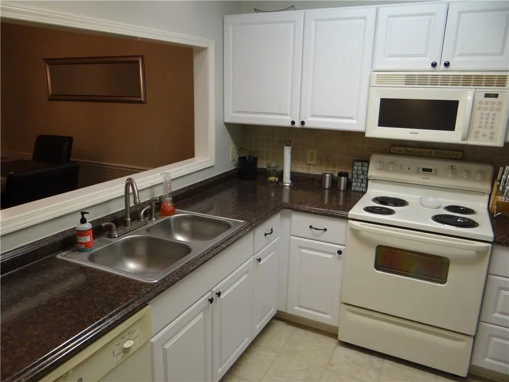 307 Hollyfax Circle, Atlanta, Georgia 30328, 2 Bedrooms Bedrooms, ,2 BathroomsBathrooms,Residential,Sold,307 Hollyfax Circle,5700126