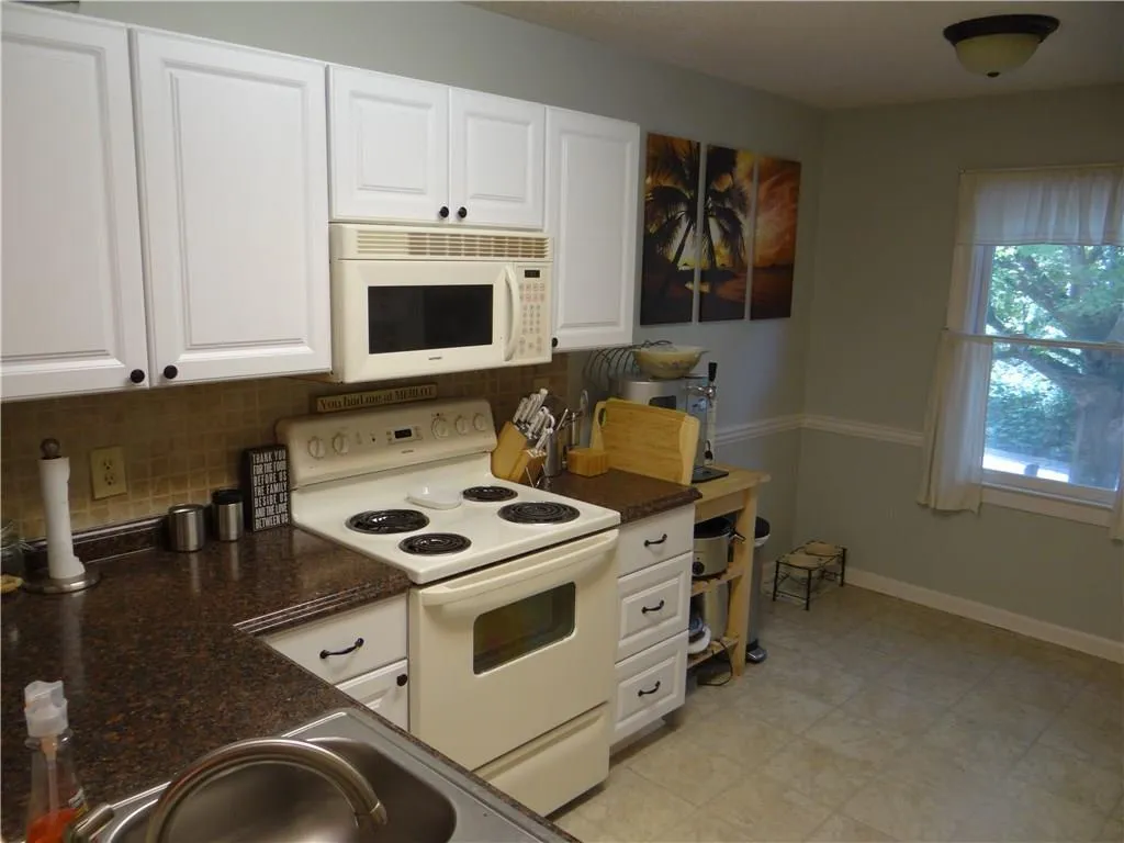 307 Hollyfax Circle, Atlanta, Georgia 30328, 2 Bedrooms Bedrooms, ,2 BathroomsBathrooms,Residential,Sold,307 Hollyfax Circle,5700126