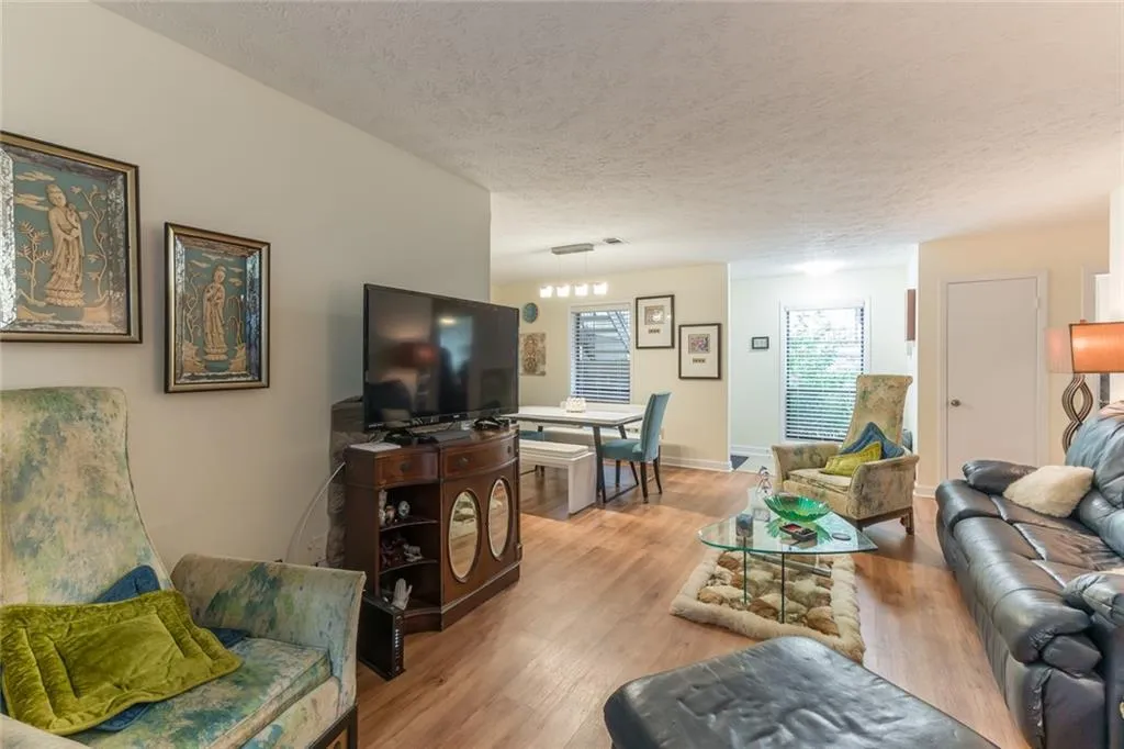 8740 Roswell Road Unit 10a, Sandy Springs, Georgia 30350, 3 Bedrooms Bedrooms, ,2 BathroomsBathrooms,Residential,Sold,8740 Roswell Road Unit 10a,6806771