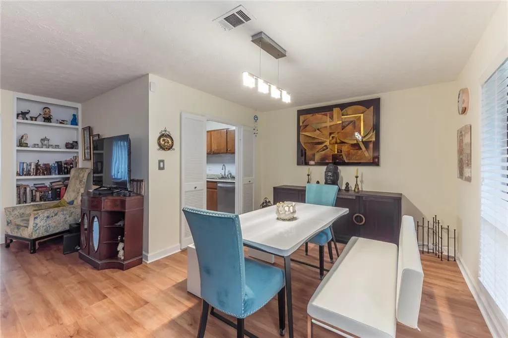8740 Roswell Road Unit 10a, Sandy Springs, Georgia 30350, 3 Bedrooms Bedrooms, ,2 BathroomsBathrooms,Residential,Sold,8740 Roswell Road Unit 10a,6806771