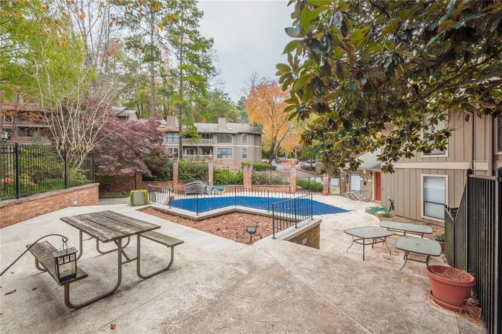 8740 Roswell Road Unit 10a, Sandy Springs, Georgia 30350, 3 Bedrooms Bedrooms, ,2 BathroomsBathrooms,Residential,Sold,8740 Roswell Road Unit 10a,6806771