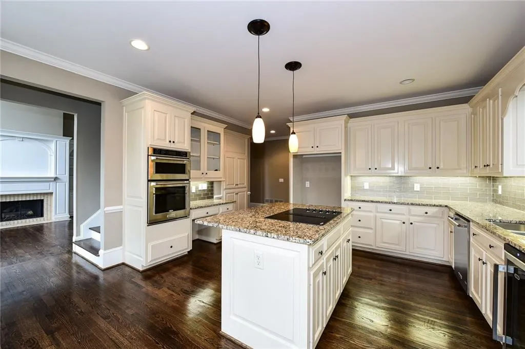 130 Grogans Lake Drive, Sandy Springs, Georgia 30350, 6 Bedrooms Bedrooms, ,5 BathroomsBathrooms,Residential,Sold,130 Grogans Lake Drive,5641706