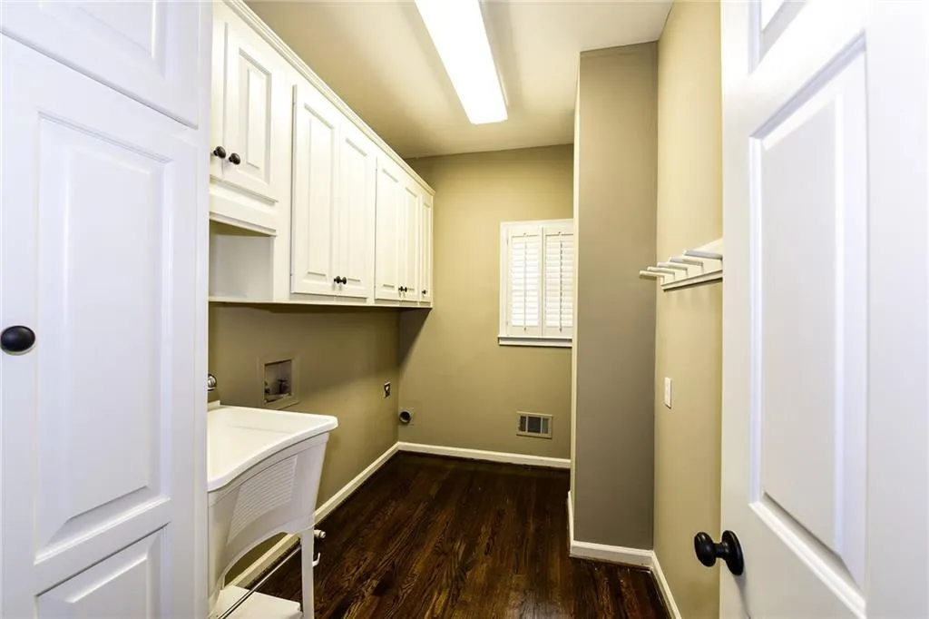 130 Grogans Lake Drive, Sandy Springs, Georgia 30350, 6 Bedrooms Bedrooms, ,5 BathroomsBathrooms,Residential,Sold,130 Grogans Lake Drive,5641706