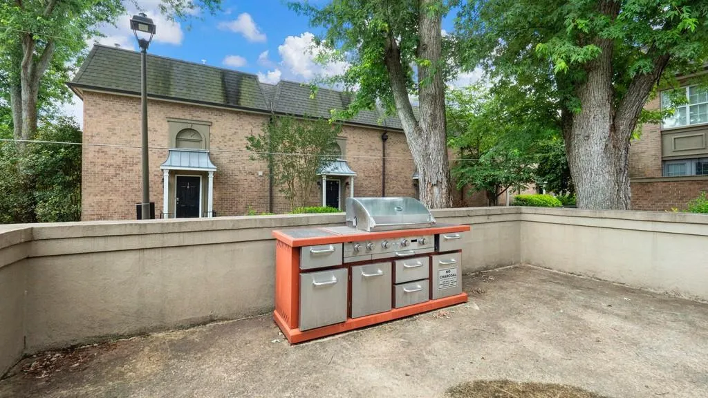 6980 Roswell Road Unit L7, Atlanta, Georgia 30328, 1 Bedroom Bedrooms, ,1 BathroomBathrooms,Residential,Sold,6980 Roswell Road Unit L7,6738839