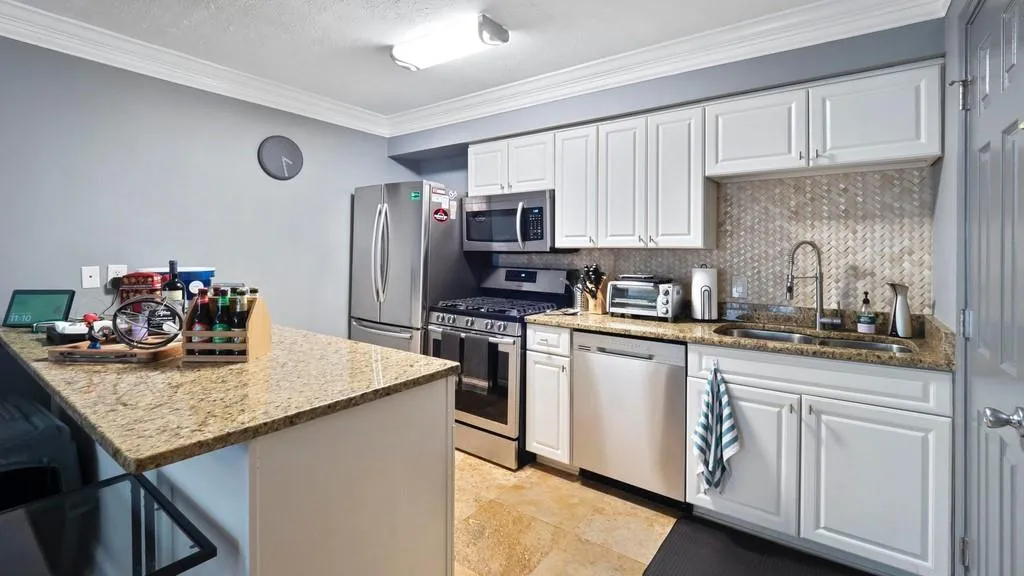 6980 Roswell Road Unit L7, Atlanta, Georgia 30328, 1 Bedroom Bedrooms, ,1 BathroomBathrooms,Residential,Sold,6980 Roswell Road Unit L7,6738839