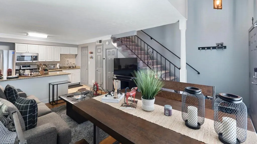 6980 Roswell Road Unit L7, Atlanta, Georgia 30328, 1 Bedroom Bedrooms, ,1 BathroomBathrooms,Residential,Sold,6980 Roswell Road Unit L7,6738839