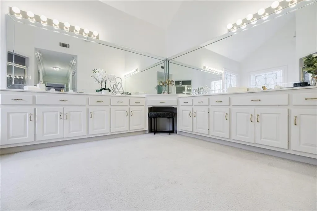 Sizable bath with vaulted ceiling.