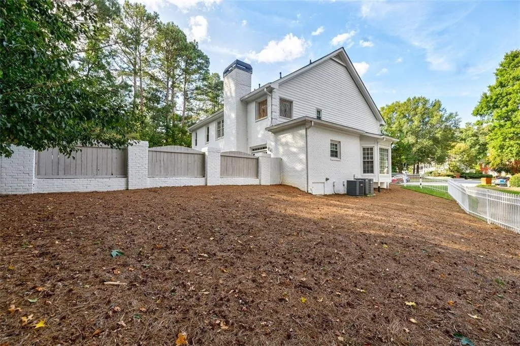 Additional fenced side yard.